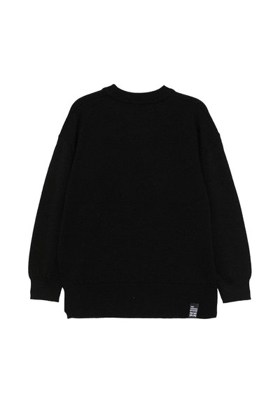 Felpa nera con maniche lunghe, colletto a girocollo a coste e finitura testurizzata. Presenta un piccolo etichetta del marchio in basso a sinistra.