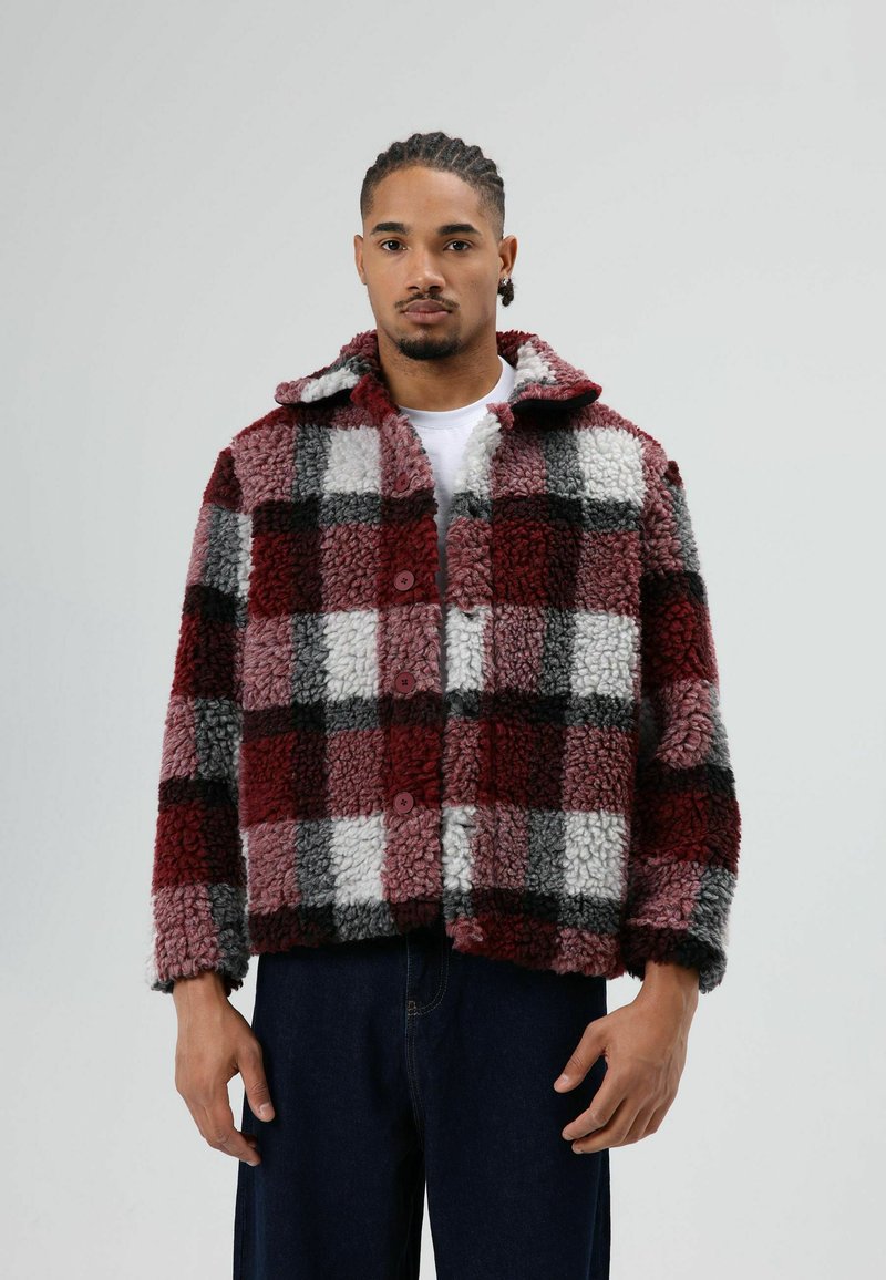 Rode en grijze geruite faux bontjas met kraag en knopen, met een zachte textuur en een ontspannen pasvorm.