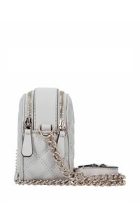 Sac à main gris matelassé avec une chaîne en argent, doté de double zippers, de forme rectangulaire et d'une texture lisse. Design compact pour les essentiels.