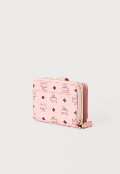 Portefeuille MCM rose avec logos noirs et formes en losange, avec une fermeture éclair dorée et une petite languette.