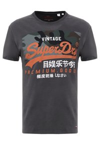 Tmavě šedé bavlněné tričko s maskáčovým potiskem, kulatým výstřihem a výrazným nápisem v oranžové a bílé barvě s vintage logem SuperDry.