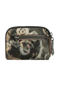 Billetera con cremallera que presenta un diseño floral oscuro en colores apagados, cuero sintético texturizado y un charm de metal sujeto a la tira de la cremallera.