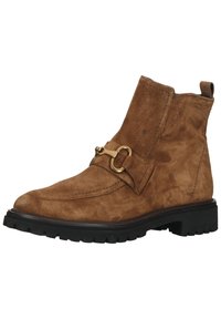 Boots din suede, în nuanță de maro, cu vârf rotunjit și elegant. Este dotat cu o cataramă de culoare aurie și talpă rugged, de culoare neagră. Include un tab de pull pe lateral.