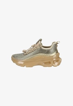 Beige und metallisch goldfarbener Sneaker mit klobiger Sohle, Schlupf-Design, elastischen Schnürsenkeln und Mesh-Obermaterial für atmungsaktiven Komfort und Stil.