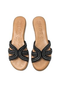 Sandali neri intrecciati con design della fascia plaitata e dettagli metallici, poggiati su una suola tan imbottita. Stile piatto e con punta aperta.