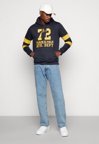 Brave Soul JAMMER - Sweat à capuche - navy/mustard