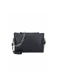 Clutch in pelle nera con design a borchie argentate, chiusura con zip e doppio manico a catena e tracolla per versatilità. Texture liscia con forma strutturata.
