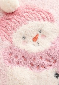 Strukturierter Stoff mit einem rosa und weißen Schneemann-Gesicht, einer orangefarbigen Karotten-Nase, schwarzen Augen und einer flauschigen rosa Mütze mit einem Pompon.