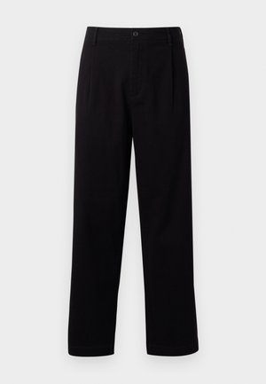 Zwarte stoffen broek met een rechte snit, voorplooi en een enkele knoopsluiting. Vlotte textuur en geen zichtbare patronen.