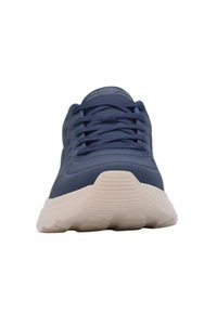 Scarpa atletica blu navy con tomaia sintetica texturizzata, colletto imbottito e suola in gomma chiara con scanalature orizzontali.
