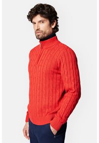 Czerwony sweter z dzianiny o warkoczowym splocie, z wysokim kołnierzem i ćwierć zamkiem, z prążkowanymi mankietami i dołem, z teksturowanym wzorem na całej powierzchni.