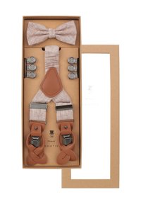 Hahnentritt-Träger mit braunen Lederakzenten, Metallclips und einer passenden Fliege, präsentiert in einer Kraftpapier-Box.