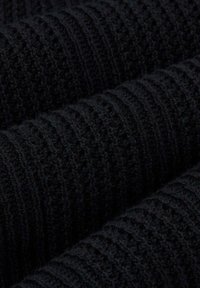 Tessuto di maglia nera con un motivo testurizzato a coste, caratterizzato da sezioni rialzate di diverse altezze, che conferiscono una qualità morbida e tattile.