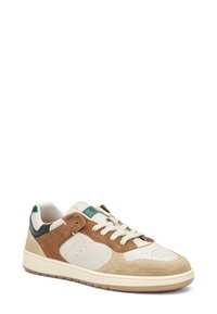 Baskets en matériaux mixtes, présentant du daim beige, du cuir crème et des accents verts. Bout rond et semelle en caoutchouc texturée.