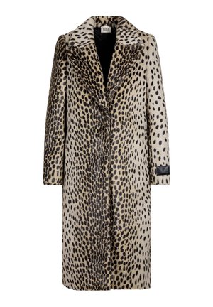 Płaszcz w panterkę o miękkiej, futerkowej fakturze, z klapowanym kołnierzem, długimi rękawami i jednorzędowym zapięciem z przodu. Zawiera czarne akcenty.