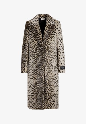 Płaszcz w panterkę o miękkiej, futerkowej fakturze, z klapowanym kołnierzem, długimi rękawami i jednorzędowym zapięciem z przodu. Zawiera czarne akcenty.