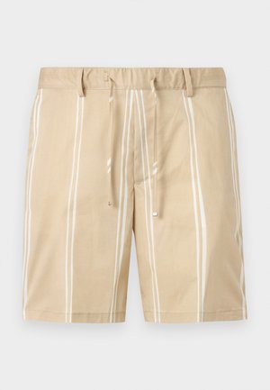 Μπεζ σορτς με κάθετες λευκές ρίγες, ελαστική μέση με θηλιές για ζώνη και κλείσιμο με κορδόνι μπροστά σε μονόχρωμο φόντο.