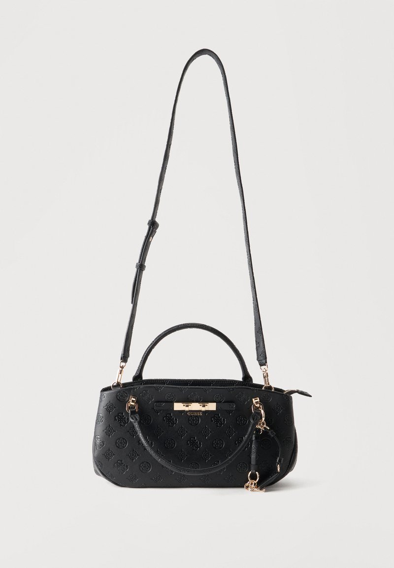 Sac à main noir Guess avec motif de logo embossé, matériel doré, poignée supérieure, bandoulière ajustable et petite pochette attachée sur fond uni.
