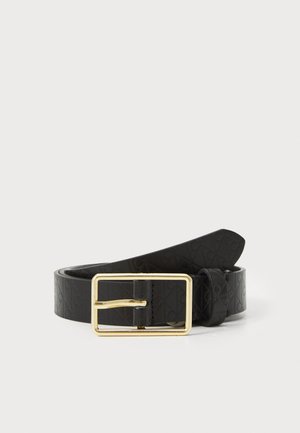 Cintura in pelle nera con un motivo testurizzato e fibbia rettangolare dorata. Il design include un anello per il codino della cintura.