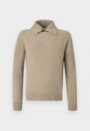 Béžový pletený svetr se žebrovanou texturou, klopovým límcem a dvěma knoflíky na límci. Dlouhé rukávy a přiléhavý lem.