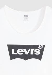 Bijela pamučna majica s okruglim izrezom na vratu, koja s prednje strane ima veliki crni Levi's logo i grafiku šišmiša.