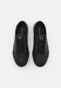 Mustat lenkkarit, joissa on sileä nahkapinta, pyöreä kärki ja kumipohja. Varustettu mustilla nauhoilla ja tarralla, jossa on "TOMMY HILFIGER" -brändäys.