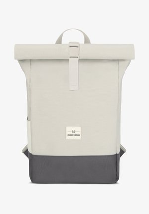 Rucsac cu ruladă din material gri deschis, cu fund gri închis. Dispune de o închidere cu cataramă, un patch cu logo pe față și un buzunar lateral.