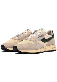 Sneakers in camoscio beige e mesh con accenti verdi, pannelli testurizzati e lacci bianchi. Suola in gomma nera con dettaglio di marchio sul tallone.