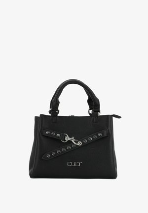 Borsa nera texturizzata con due manici superiori, una tracolla decorativa con borchie esagonali argento e logo "CULT" sul davanti.