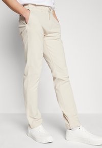 DOCKERS SMART FLEX MOTION SLIM - Vászonnadrágok - sahara khaki