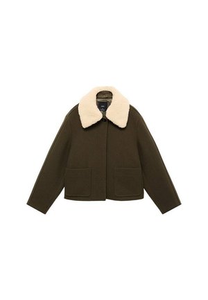 Chaqueta de lana verde con un cuello de sherpa crema, dos bolsillos frontales de parche y un corte recto. Presenta un cierre de botón y un diseño casual.