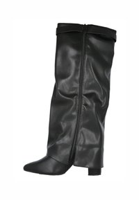 Botas negras hasta la rodilla de piel sintética, con punta afilada, cierre lateral con cremallera y un tacón bajo tipo bloque. Textura suave con acentos mínimos.