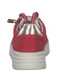 Rote Wildledersneaker mit einer weißen, strukturierten Sohle. Verfügt über einen metallisch goldenen Akzent an der Ferse und doppelte rote und weiße Schlaufen an der Rückseite.