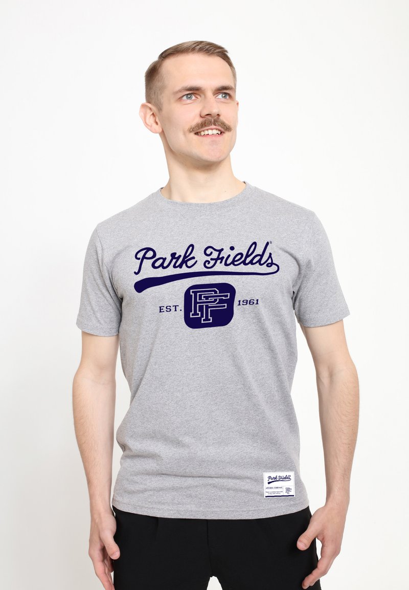 Henry Tiger PARK FIELDS VARSITY EST 1961 - Triko s potiskem - sport grey