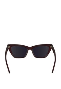 Occhiali da sole a forma di occhio di gatto con lenti grigie scure, montatura in plastica bordeaux, angoli affilati e accenti in hardware color oro sulle tempie.