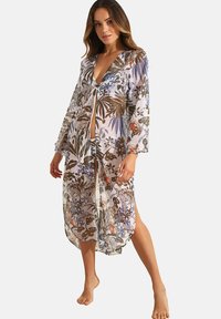 Transparante kimono met bloemenprint, lange mouwen, een diepe V-hals en een striksluiting, met bruin, blauw en groene tinten op een lichte achtergrond.