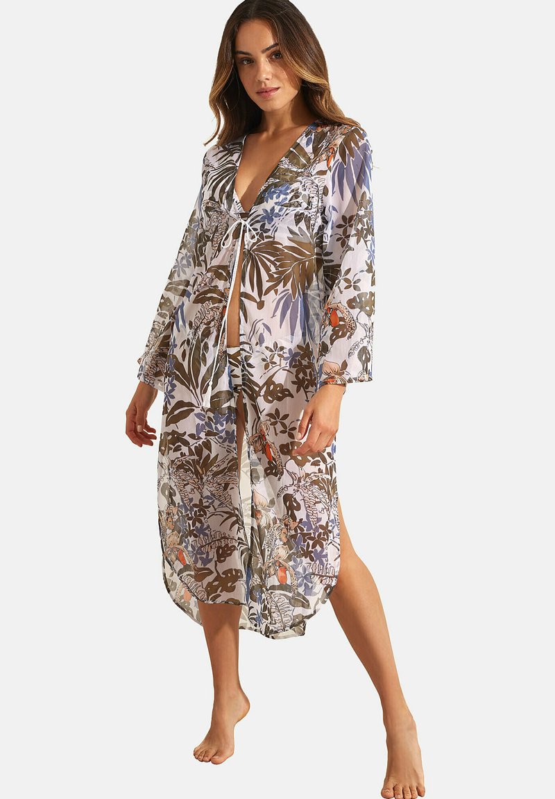 Transparante kimono met bloemenprint, lange mouwen, een diepe V-hals en een striksluiting, met bruin, blauw en groene tinten op een lichte achtergrond.