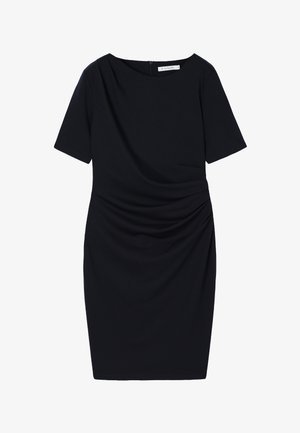 Melna ceļa garuma kleita ar īsām piedurknēm, apaļu kakla izgriezumu, sānu krokojuma detaļu un aizmugurējo rāvējslēdzēja aizdari.