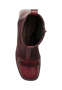 Burgundowe skórzane botki za kostkę z gładkimi i teksturowanymi panelami, okrągłym noskiem, dekoracyjnym guzikiem oraz niskim obcasem.