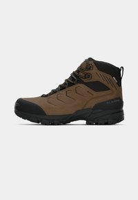Bota de senderismo de ante marrón y sintético con acentos negros, puntera reforzada, suela con agarre texturizado y un diseño con cordones que presenta ojetes resistentes.