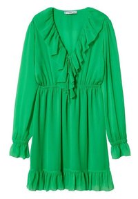 Grünes Langarmkleid mit Rüschenausschnitt in V-Form, gerafftem Taillenbereich, Bindegürtel vorne sowie Rüschen am Saum und an den Manschetten.