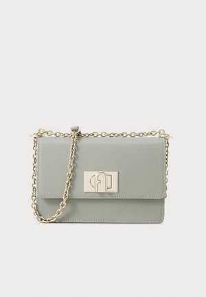 Ανοιχτό γκρι ορθογώνια δερμάτινη τσάντα χειρός με χρυσή αλυσίδα ως λουράκι και ορθογώνιο χρυσό κούμπωμα στο εμπρόσθιο καπάκι.