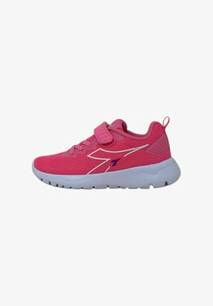 Scarpa sportiva rosa con tomaia in rete traspirante, suola bianca, cinturino regolabile e dettaglio del logo bianco in contrasto sul lato.