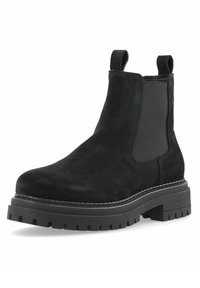 Zwarte suède chelsea boot met elastische zijpanelen, ronde neus, stevige zwarte zool en trekbanden voor gemakkelijk aan- en uittrekken. Textuurafwerking voegt diepte toe.