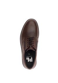 Bruine leren veterschoen met een gladde afwerking, ronde neus en contrasterende zwarte zool. Gelaagde inlegzool met branding.