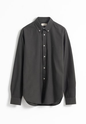 Camisa negra de botones con collar clásico, mangas largas y botones plateados. Fabricada con un tejido suave y texturizado, con un dobladillo curvado.