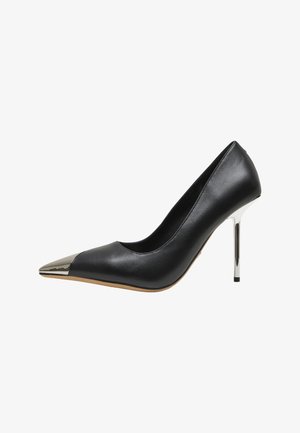 Escarpin stiletto en cuir noir avec embout pointu en métal argenté et talon haut et mince argenté sur fond blanc.