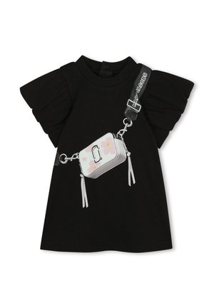 Czarna sukienka z krótkimi rękawami z bufkami oraz biała torba na ramię z nadrukiem różowych kwiatów i paskiem z logo Marc Jacobs.