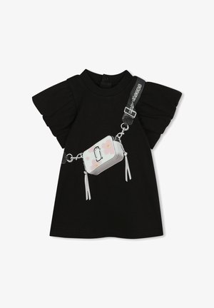 Sort kortærmet kjole med puffede ærmer og en trykt hvid crossover taske med pink blomster og en Marc Jacobs-logo rem.