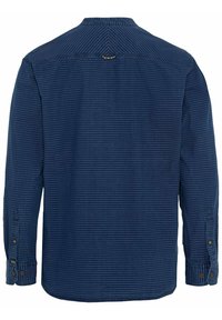 Tummansininen pitkähihaisuus paita, jossa on ohuita valkoisia raitoja, napillinen kaulus ja napilla kiinnitettävät hihansuut. Maustettu kangas ja takana pienehkö laskos.